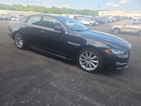 Used 2018 Jaguar XJ R-Sport AWD/4WD image 17