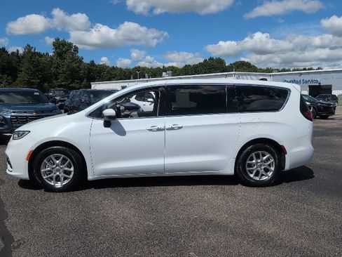 Used 2023 Chrysler Pacifica Touring-L FWD image 3