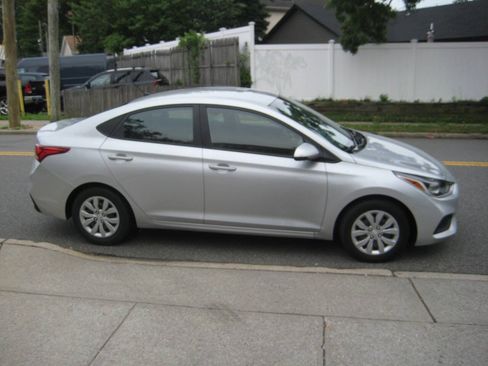 Used 2021 Hyundai Accent SE FWD image 4