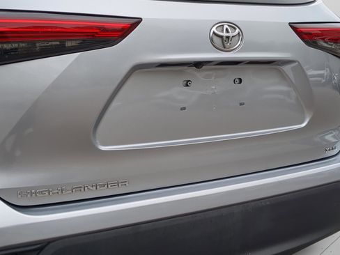 Used 2021 Toyota Highlander XLE FWD image 38