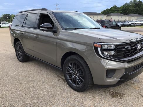New 2027 Ford Expedition Platinum w/ Stealth Appearance Package AWD/4WD image 8