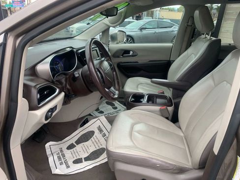 Used 2017 Chrysler Pacifica Touring-L image 43