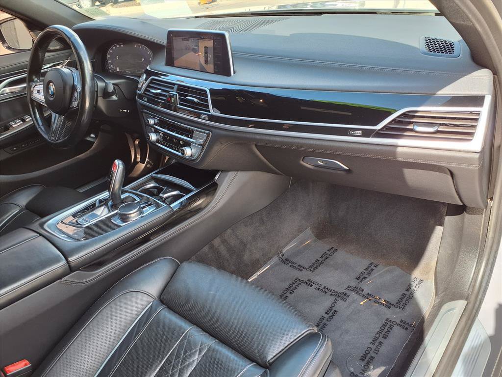 Used 2022 BMW 740i w/ M Sport Package RWD image 8