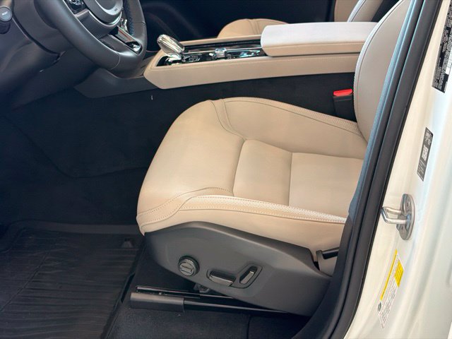 New 2026 Volvo XC90 T8 Plus w/ Protection Package Premier AWD/4WD image 13