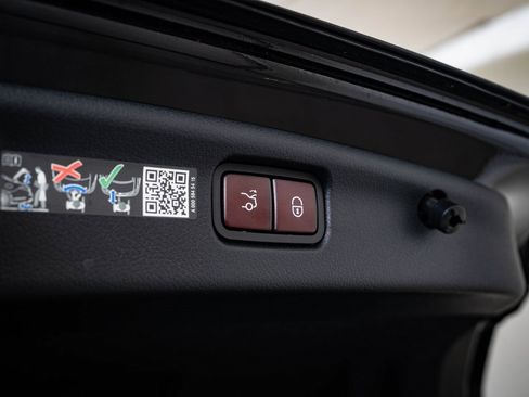 Certified 2025 Mercedes-Benz C 300 4MATIC Sedan image 20