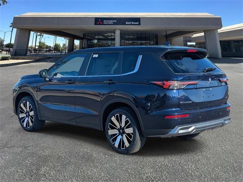 New 2025 Mitsubishi Outlander SE image 2