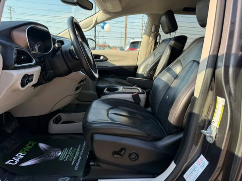 Used 2018 Chrysler Pacifica Touring-L Plus image 20