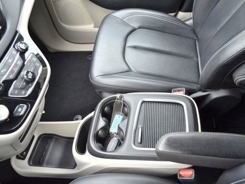 Used 2023 Chrysler Pacifica Touring-L image 25