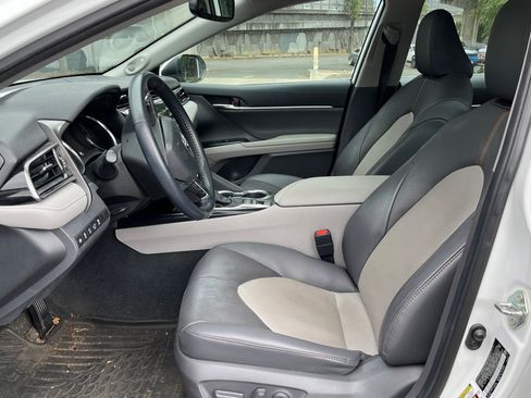 Used 2020 Toyota Camry XLE w/ Driver Assist Package FWD image 3