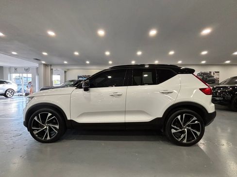 Used 2020 Volvo XC40 T4 R-Design FWD image 4