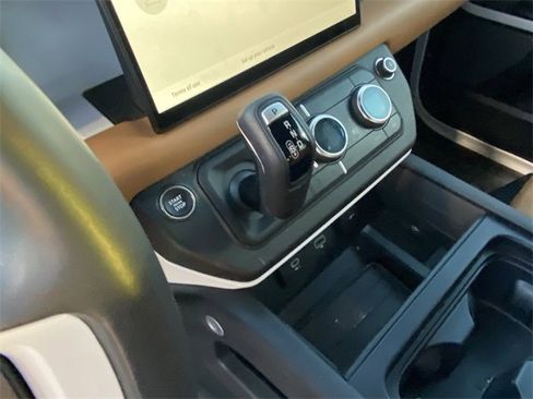 Used 2024 Land Rover Defender 110 SE image 10