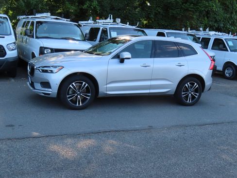 Used 2019 Volvo XC60 T6 Momentum w/ Multimedia Package AWD/4WD image 2