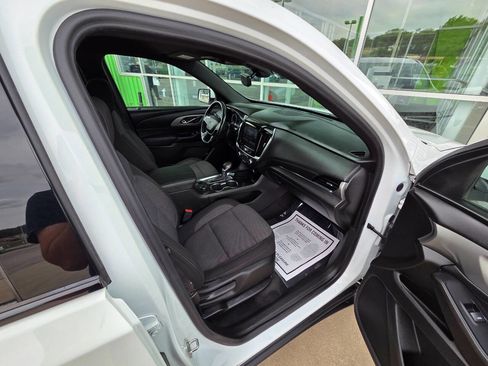 Used 2022 Chevrolet Traverse LT w/ Midnight/Sport Edition image 18