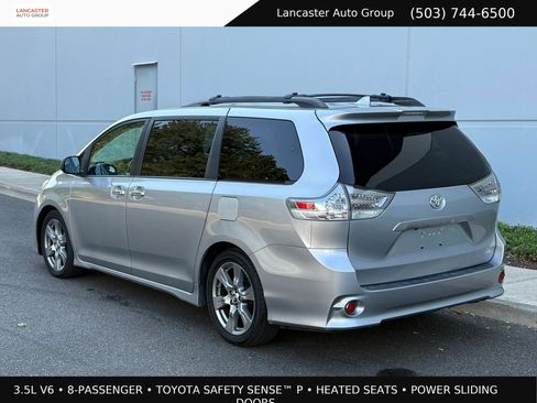 Used 2018 Toyota Sienna SE w/ Carpet Mat Package FWD image 4