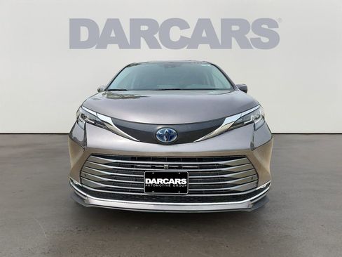 Used 2021 Toyota Sienna XLE image 2