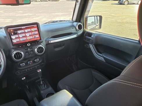 Used 2016 Jeep Wrangler Unlimited Sahara image 37