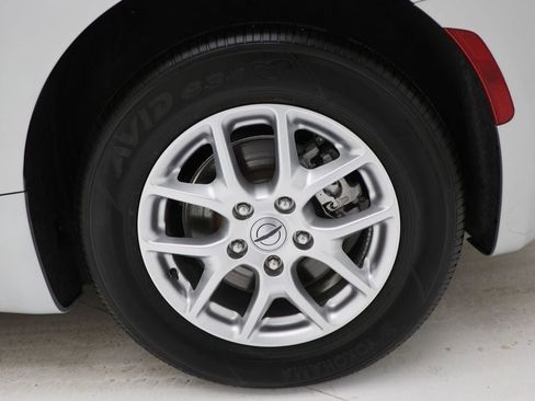 Used 2024 Chrysler Pacifica Touring-L image 9