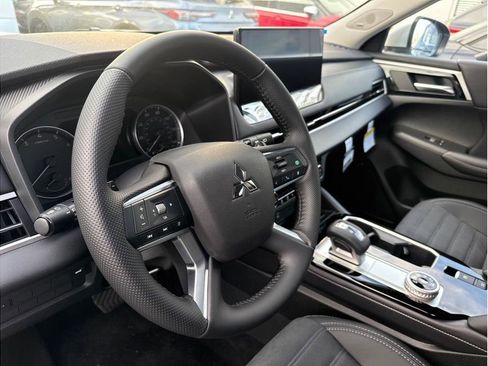 Used 2025 Mitsubishi Outlander SE image 10