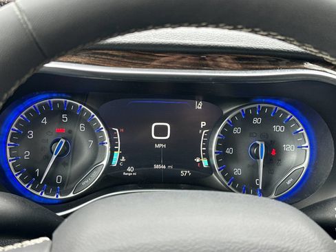 Used 2023 Chrysler Pacifica Limited FWD image 25