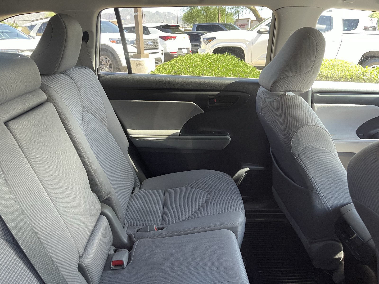 Used 2022 Toyota Highlander LE AWD/4WD image 7