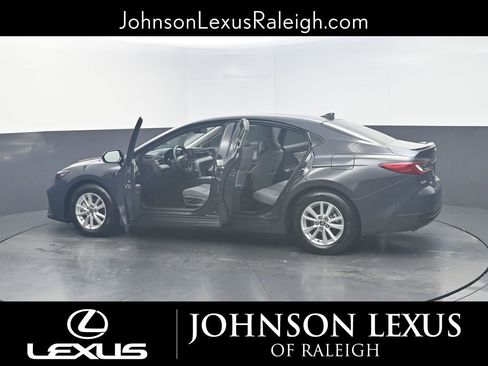 Used 2025 Toyota Camry image 29