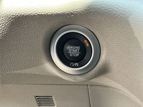 Used 2024 Chrysler Pacifica Touring-L FWD image 22
