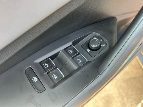 Used 2025 Volkswagen Jetta SE w/ Sunroof Package image 42