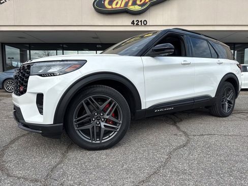 Used 2025 Ford Explorer ST image 18