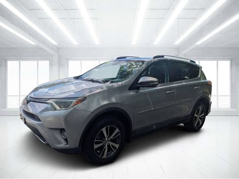 Used 2018 Toyota RAV4 XLE AWD/4WD image 7