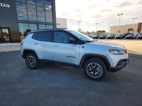 Used 2024 Jeep Compass Trailhawk image 8