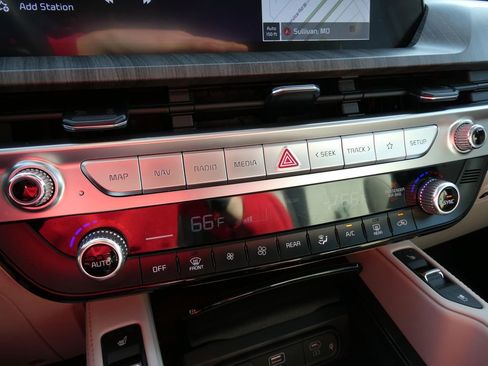 Used 2025 Kia Telluride EX w/ EX Captain's Chair Package image 33