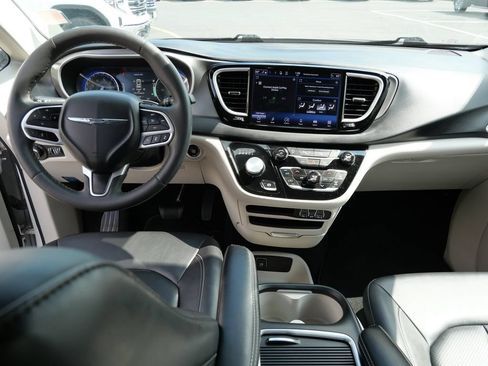 Used 2024 Chrysler Pacifica Touring-L FWD image 20