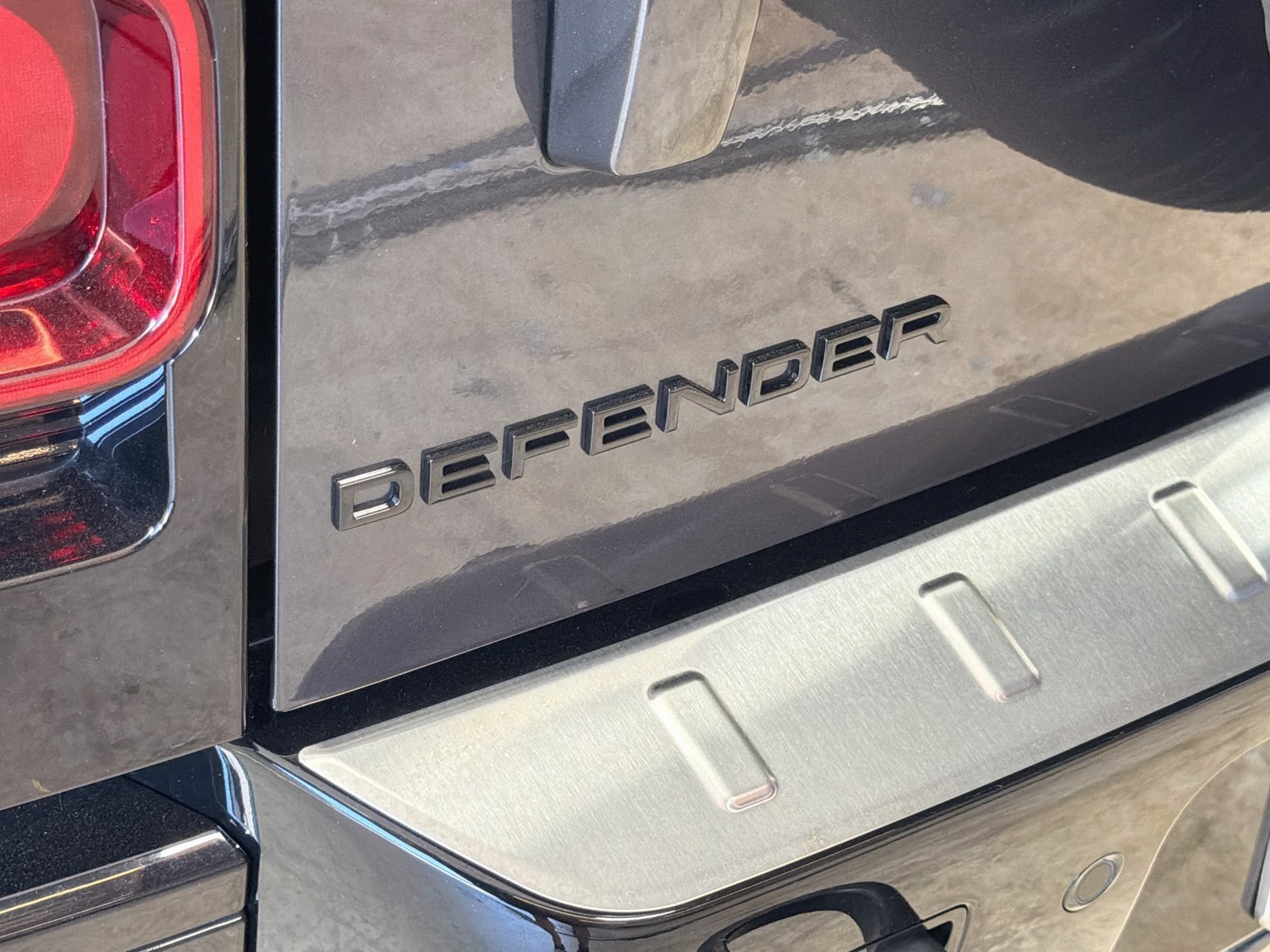 Certified 2025 Land Rover Defender 130 X-Dynamic SE AWD/4WD image 29