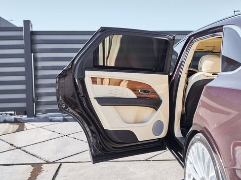 Used 2023 Bentley Bentayga Extended Wheelbase image 25