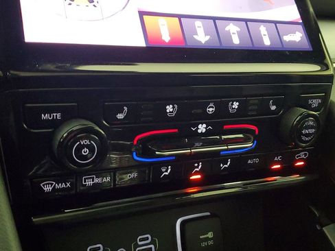 Used 2025 Jeep Grand Cherokee L Limited w/ Luxury Tech Group II image 24