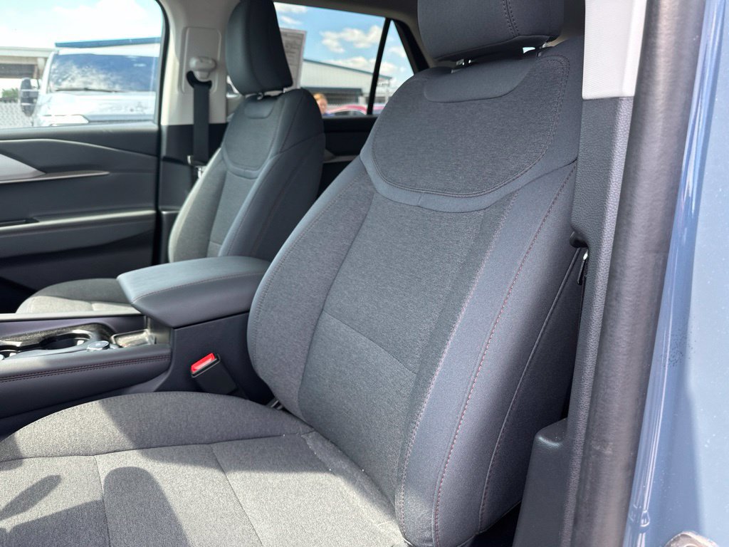 Used 2025 Ford Explorer Active RWD image 3