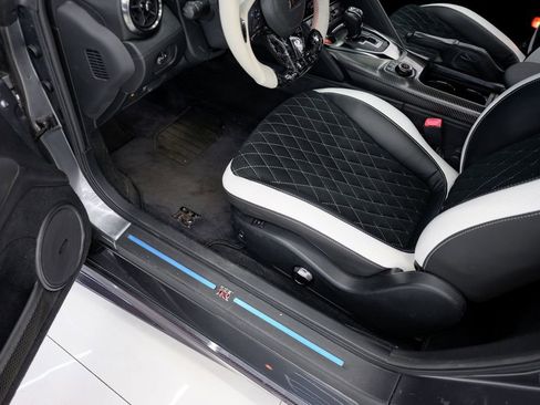 Used 2018 Nissan GT-R Premium image 37