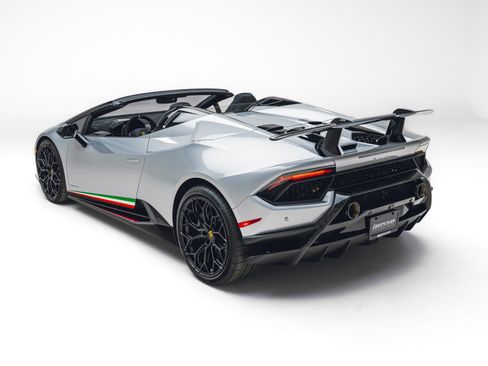 Used 2019 Lamborghini Huracan Performante AWD/4WD image 12
