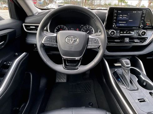 Used 2020 Toyota Highlander XLE image 5
