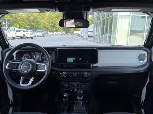 Used 2025 Jeep Wrangler Unlimited Sahara AWD/4WD image 12