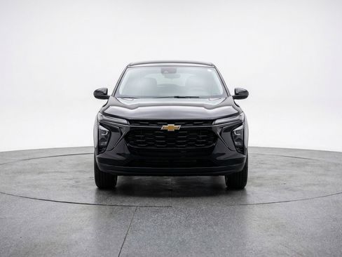 Used 2025 Chevrolet Trax LT FWD image 2