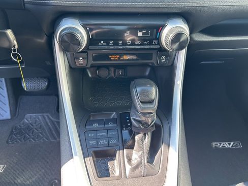 Used 2021 Toyota RAV4 LE image 24