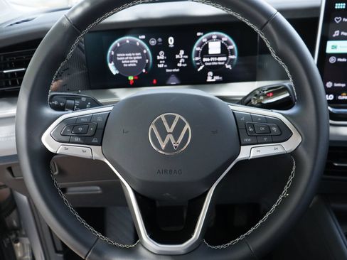 Certified 2025 Volkswagen Tiguan SE FWD image 11