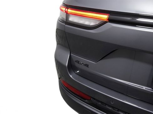 Used 2024 Jeep Grand Cherokee Altitude image 14