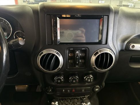 Used 2016 Jeep Wrangler Unlimited Rubicon w/ Connectivity Group AWD/4WD image 35