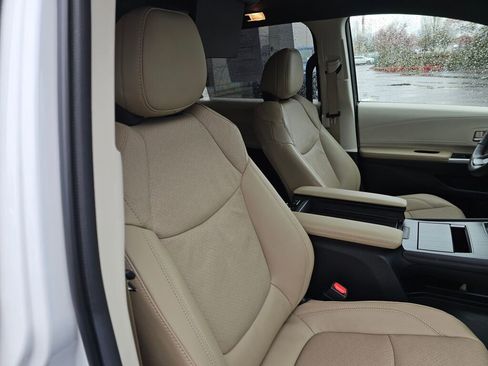 Used 2024 Toyota Sienna Limited image 12