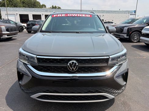 Used 2024 Volkswagen Taos SE FWD image 2