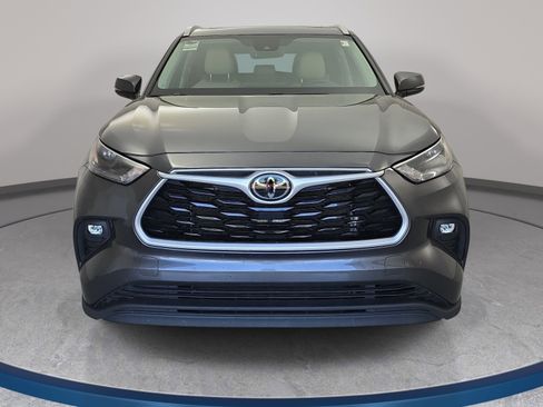 Used 2022 Toyota Highlander XLE FWD image 2