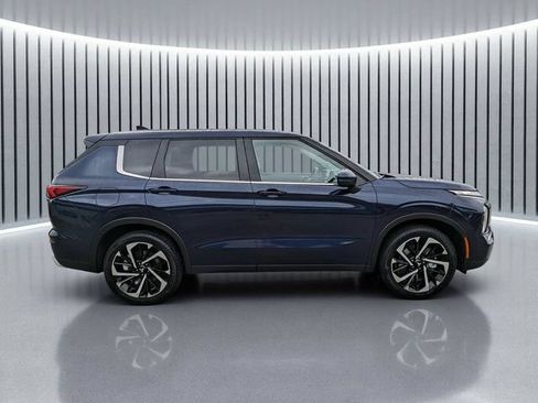 Used 2023 Mitsubishi Outlander SE FWD image 3