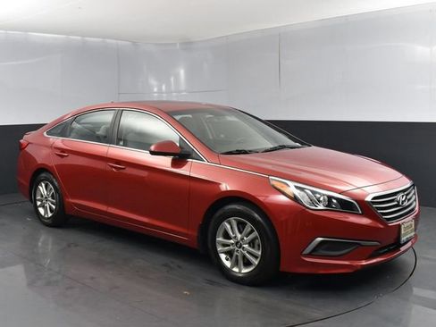 Used 2017 Hyundai Sonata SE w/ Cargo Package FWD image 2